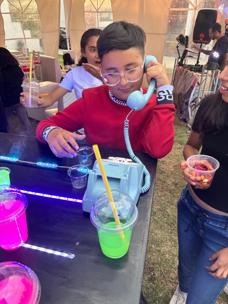 Invitado usando el teléfono grabador de mensajes CoolpartyRinng durante un evento